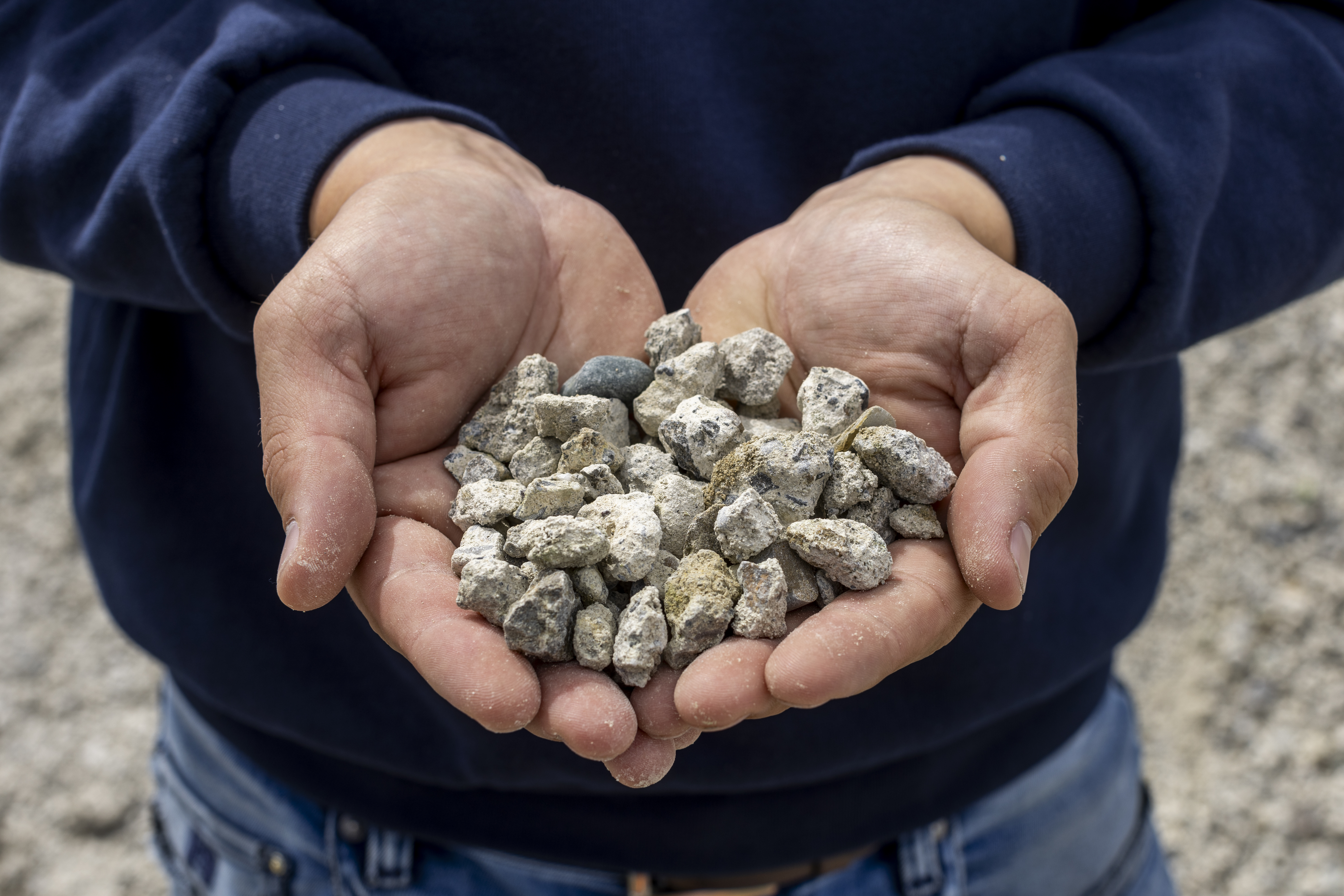 Zwei Hände voller Kieselsteine Zwei Hände voller Kieselsteine